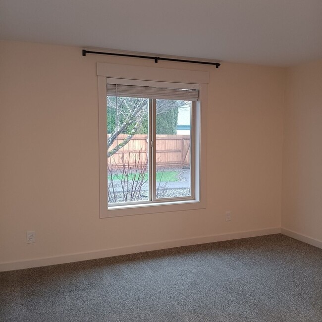 Building Photo - Outstanding Keizer Duplex is Ready For You!