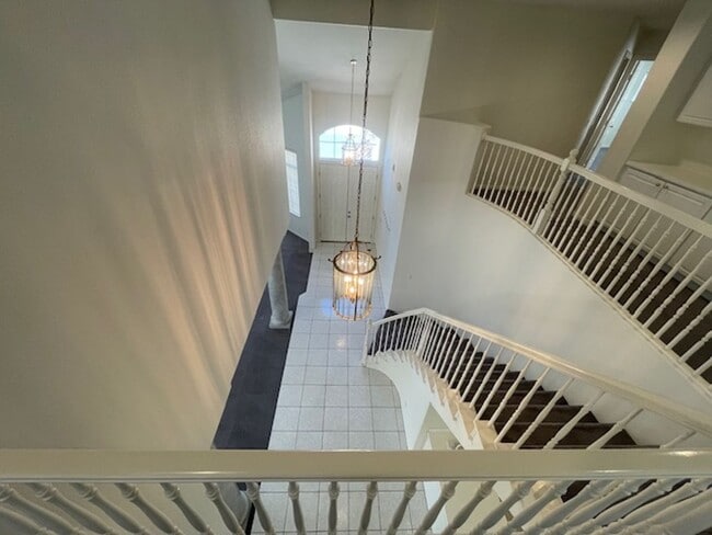 Building Photo - FANTASTIC SPACIOUS HOME LOCATED IN GATED C...