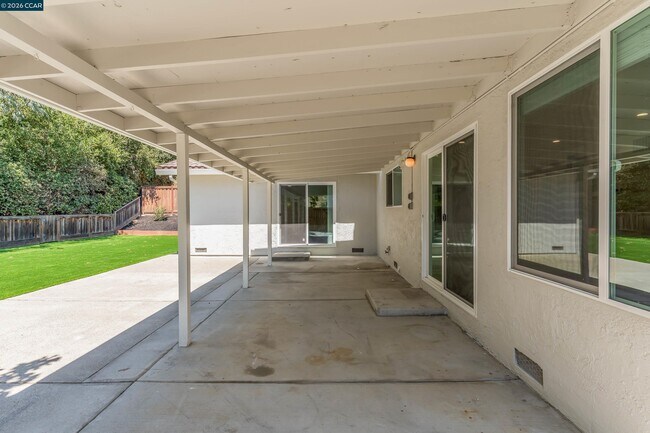 Building Photo - 121 Violet Rd
