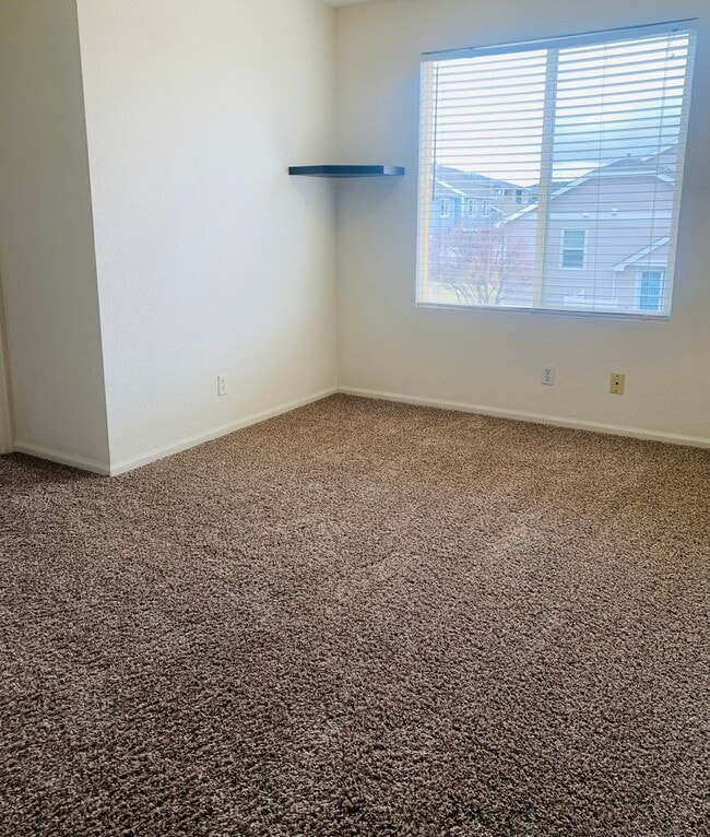 Building Photo - 3 Bedroom 2 Bathroom Townhome Close to DIA