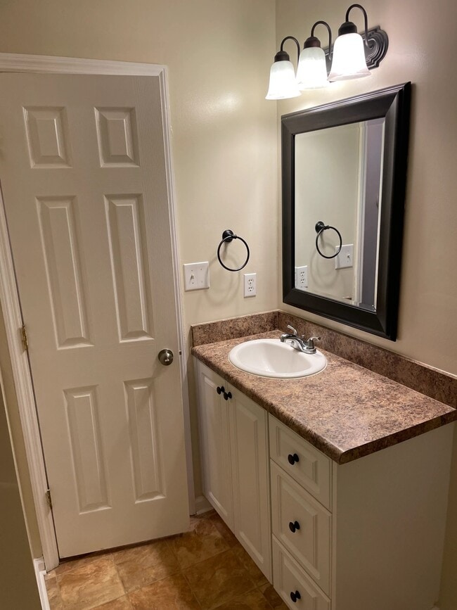 Building Photo - 2817 Ridgecrest Dr