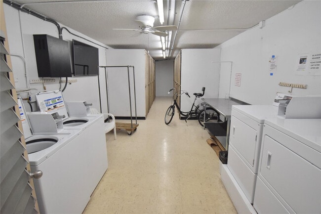 Building Photo - 4301 Martinique Cir