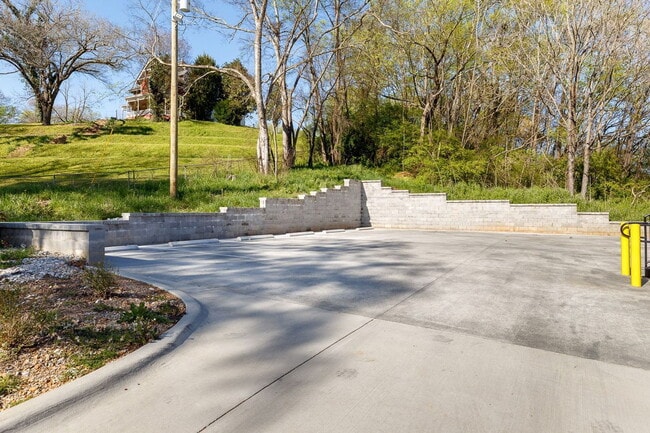 Building Photo - 1403 Huntsville Rd