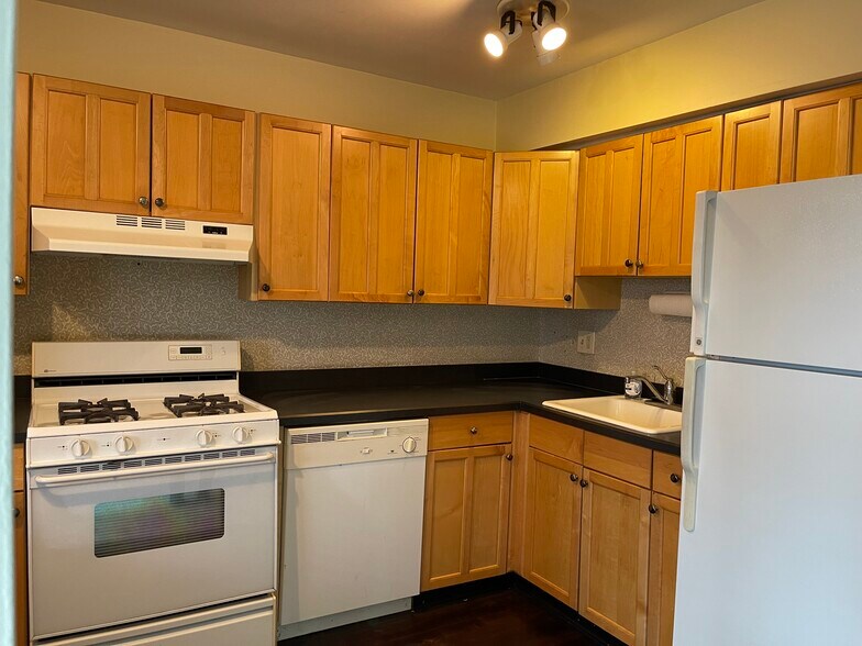 Building Photo - 1590 Alta Dr