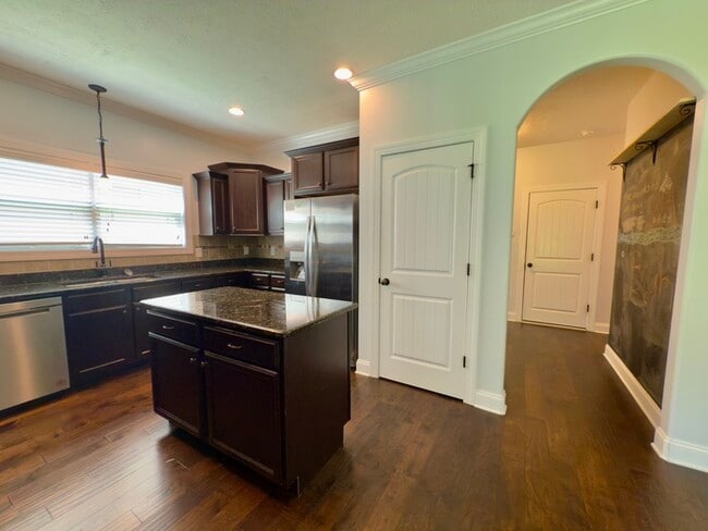 Building Photo - 532 Larkspur Dr