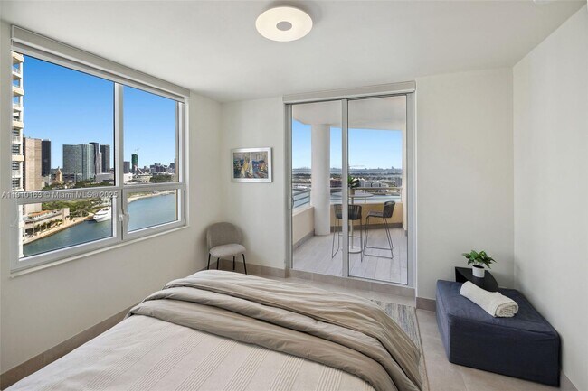 Building Photo - 808 Brickell Key Dr