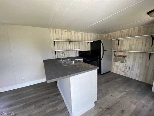 Building Photo - 8086 Heck Dr