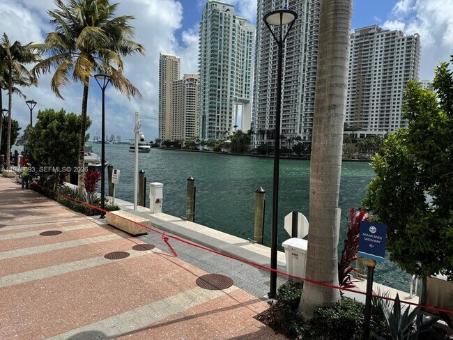 Building Photo - 200 Biscayne Blvd Way