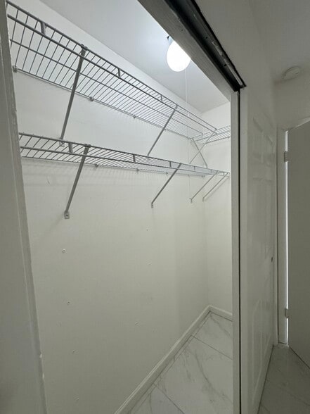 Building Photo - 802 S L St