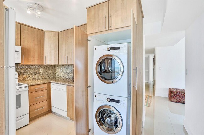 Building Photo - 1901 Brickell Ave