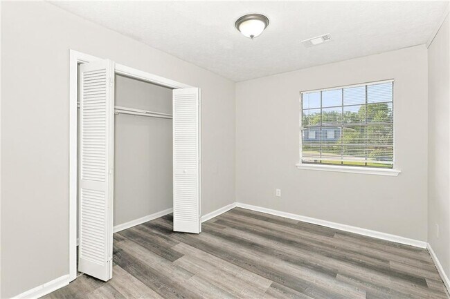 Building Photo - 596 Crestmont Ct