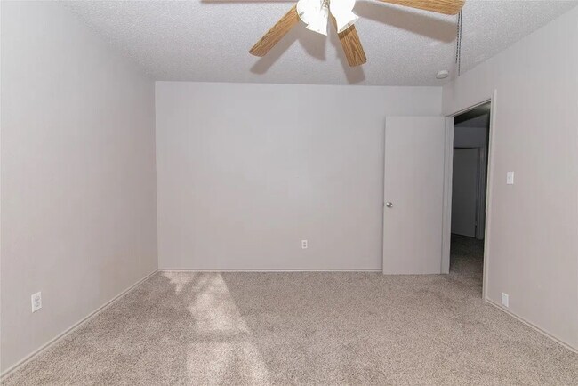 Building Photo - Room in Single Family Home on Heyerdahl Dr