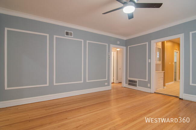 Building Photo - Spacious 3BR/1BA Apartment in South Shore ...