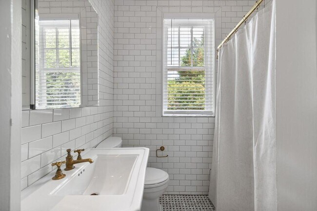 Building Photo - 116 Lafayette Dr NE