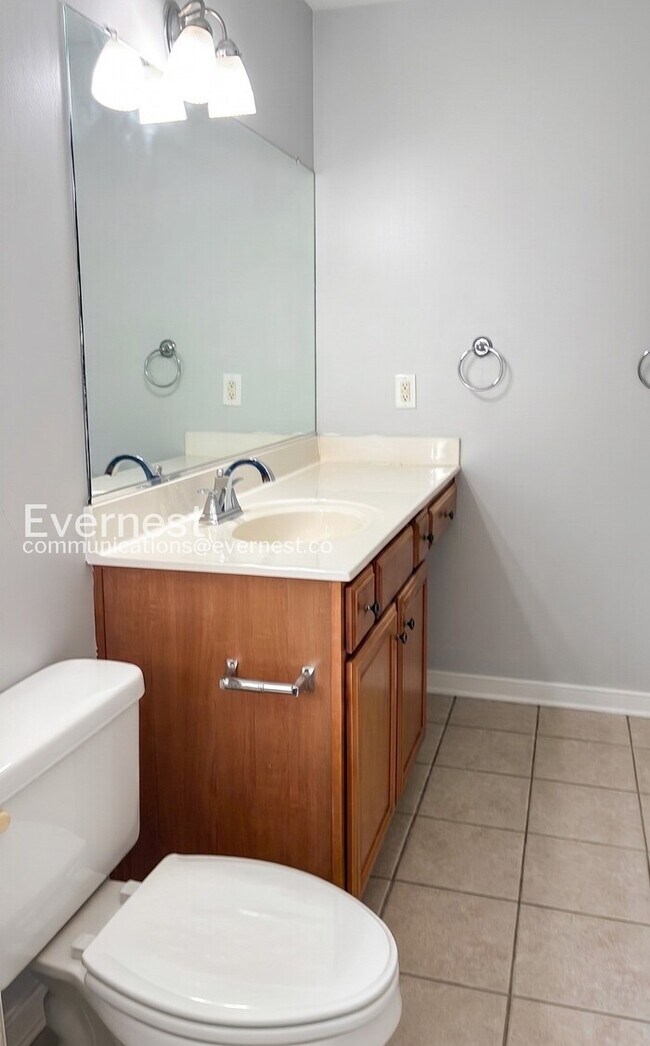 Building Photo - 6 Bed/4 Bath Home with Modern Amenities / Available Now!
