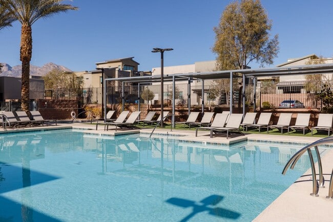 Building Photo - Luxury Summerlin townhome in resort style gated community