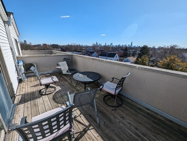 Building Photo - 4 Bedroom, 3 Bathroom Impressive Lincoln Park Duplex