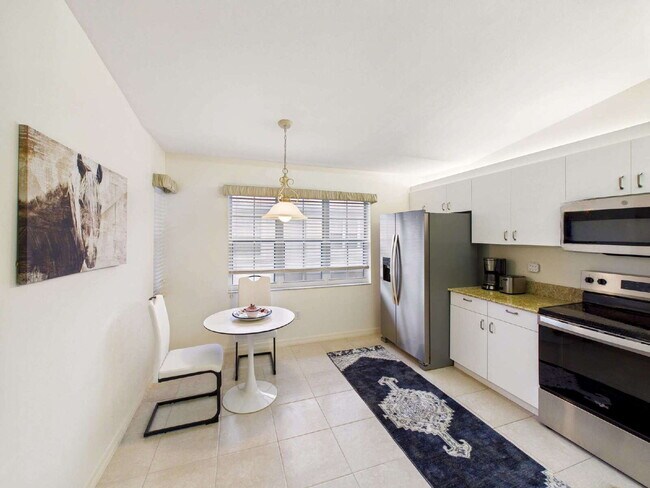 Building Photo - Furnished Seasonal or Annual Rental in Pipers Grove – 3BR Townhome with Lake View