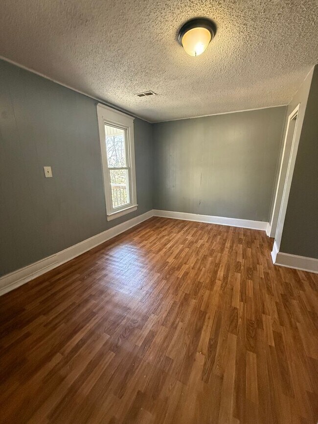 Building Photo - Rent this 2 Bedroom 1 bathroom Home