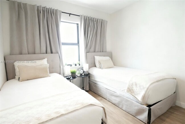 Building Photo - 211 SE 4th St