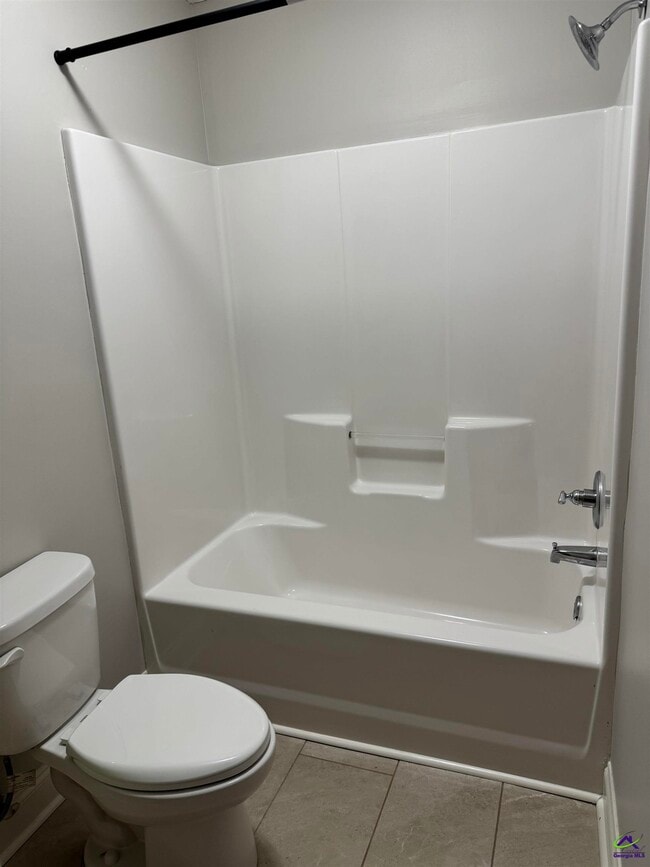 Building Photo - 120 Raymond Cir