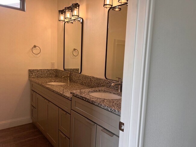 Building Photo - 3 Bedroom Rental Available July 9th in Fre...