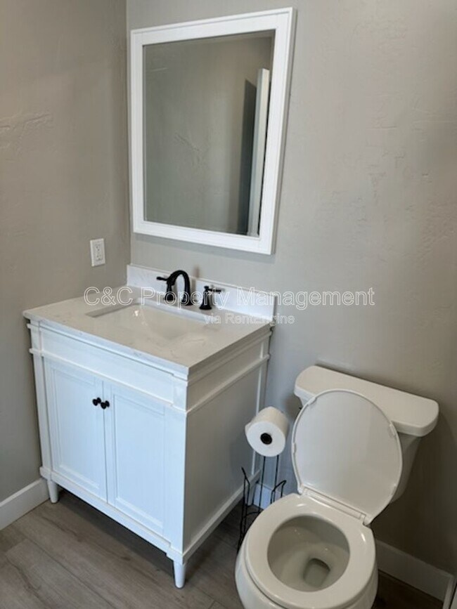 Building Photo - 1519 W 22nd Pl