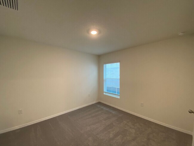 Building Photo - Desirable SE Ocala Neighborhood - Deer Path - 3/2/2 *Won't Last*