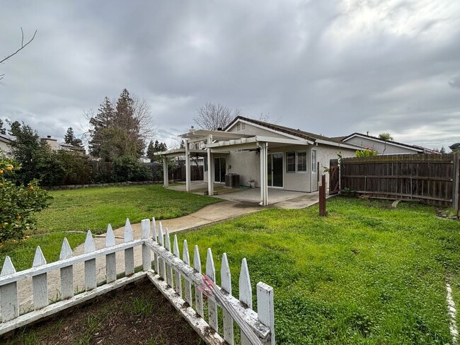 Building Photo - Sharp Home!