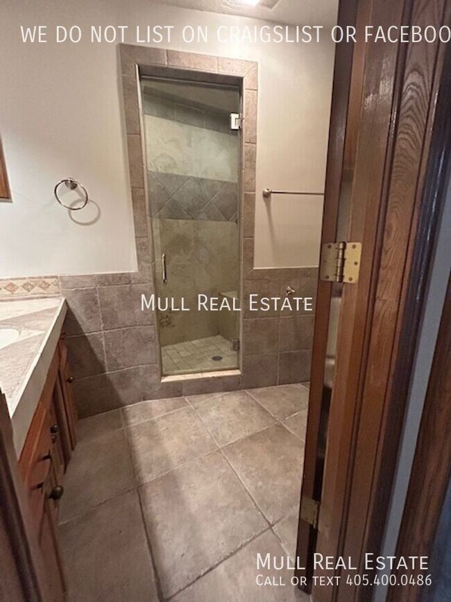 Building Photo - 2824 Silvertree Dr