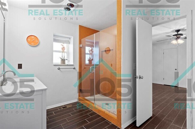 Building Photo - AMAZING FIND IN MWC