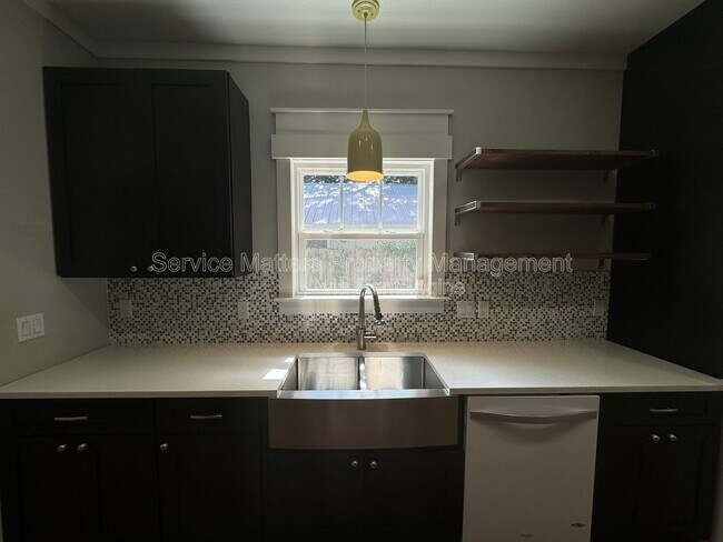 Building Photo - 1416 E Baars St