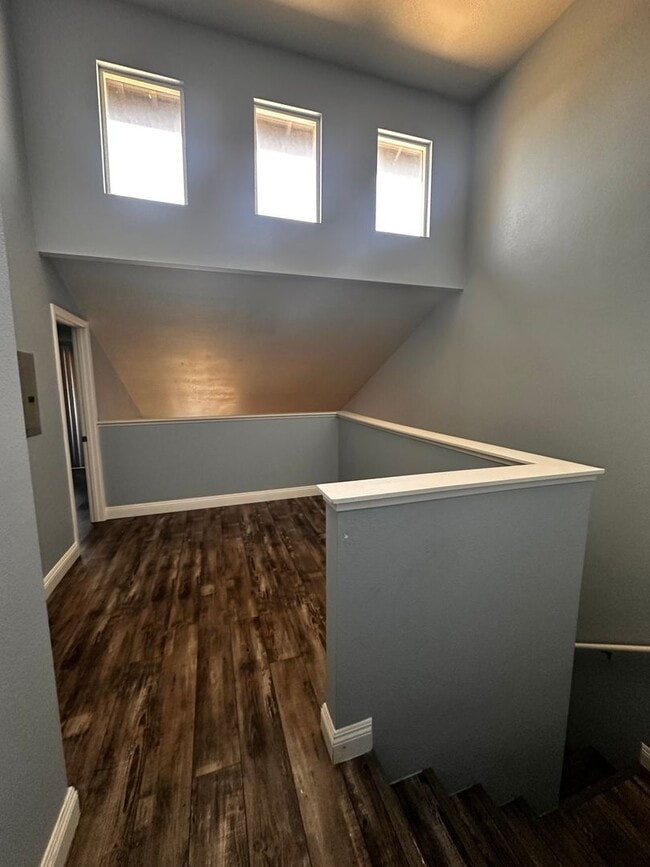 Building Photo - 3 Bedroom 1.5 Bathroom Condominium For Rent