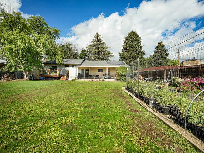 Building Photo - 1936 Crestview Dr