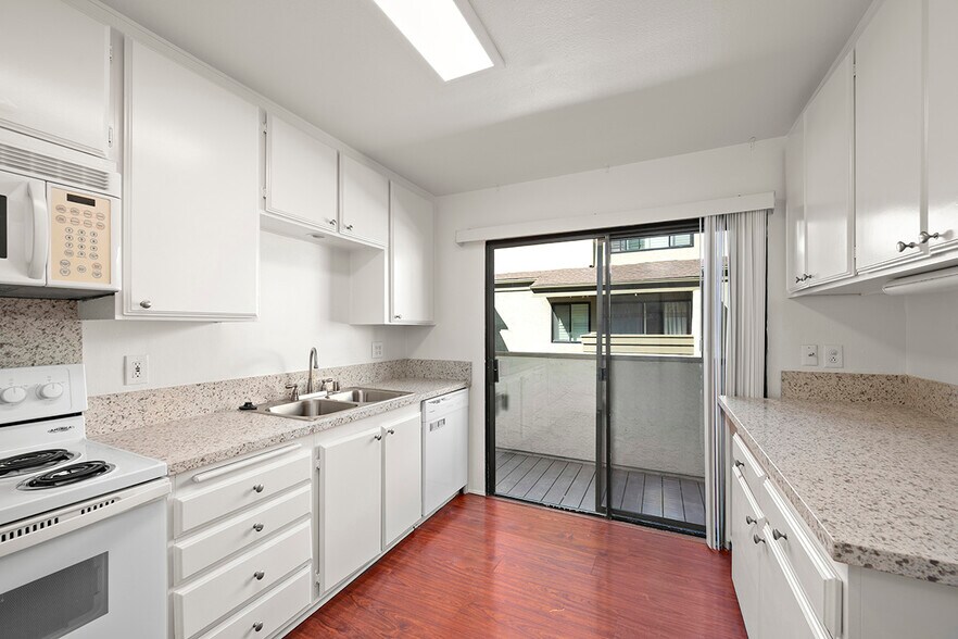 Building Photo - 3216 Caminito Eastbluff