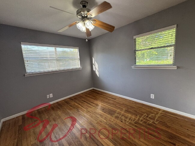 Building Photo - 3 bedroom  1 1/2 baths featuring large bedrooms and fenced yard!