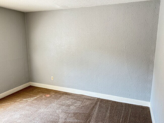 Building Photo - 844 D St