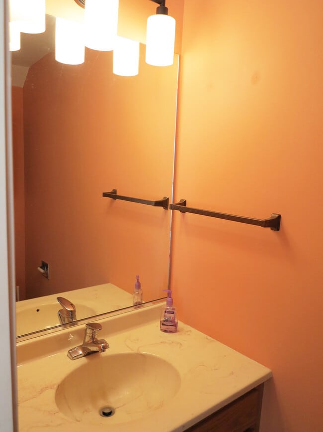 Building Photo - 1227 N Village Dr