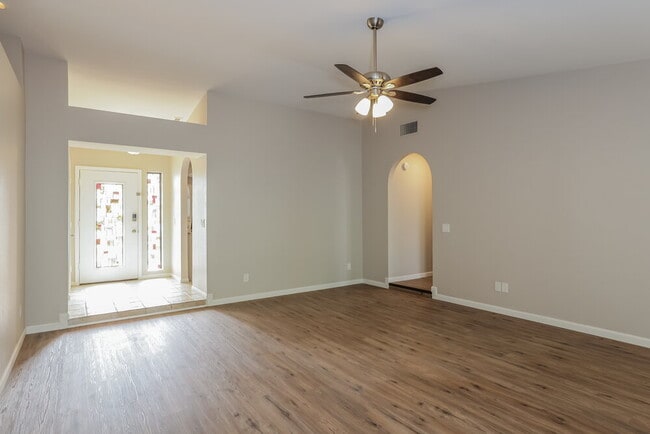 Building Photo - 14826 N Briarwood Dr