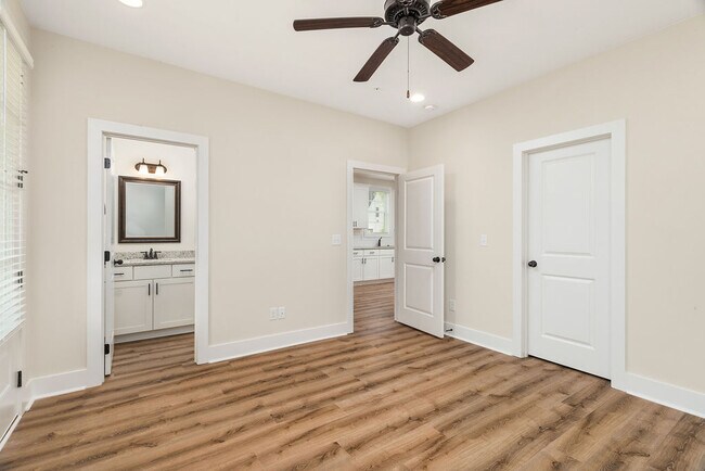 Building Photo - 868 Twin Forks Ave