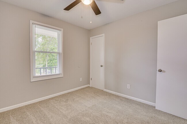 Building Photo - 208 Foxdale Dr