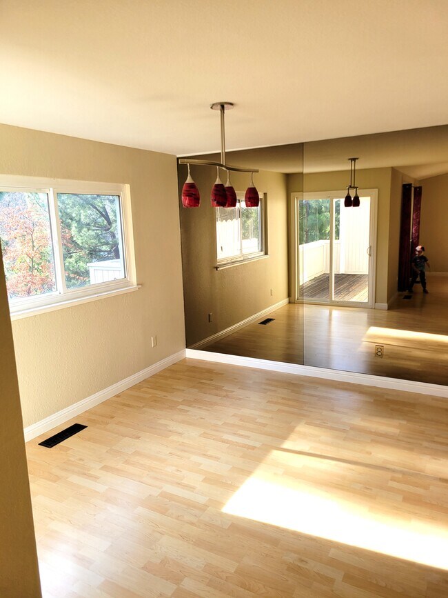 Building Photo - 419 Camelback Rd
