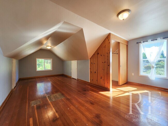 Building Photo - Charming Farmhouse in Town — Hobby Ready &...