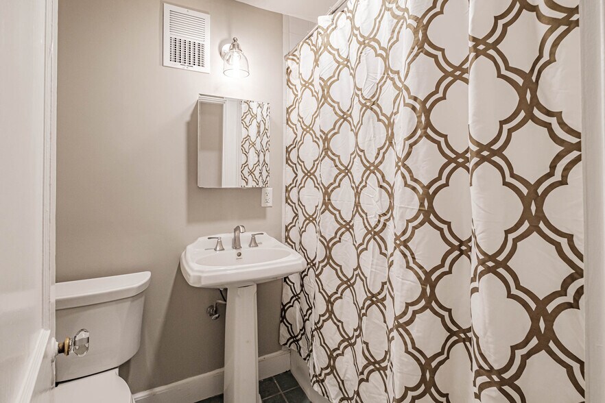 Building Photo - 197 Pine St