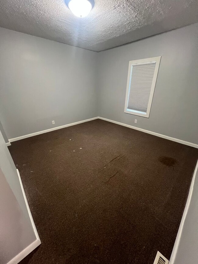 Building Photo - 2 Bedroom 1 Bath w/Garage and in unit Washer/Dryer