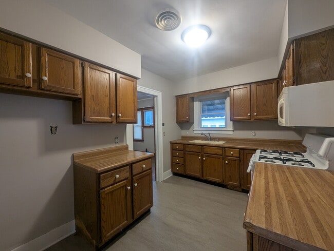 Building Photo - 1713 W Church St