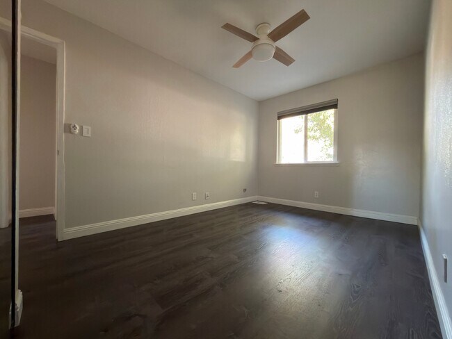 Building Photo - 1430 Newhall Pkwy