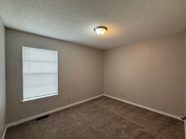 Building Photo - Welcome to your new home on this great corner lot with 3 bedrooms and 2 baths in Owasso!