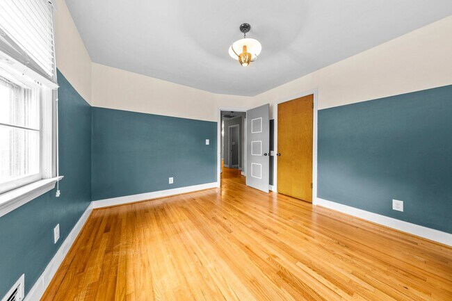 Building Photo - 3 Bedroom, Meticulously Maintained Updated...