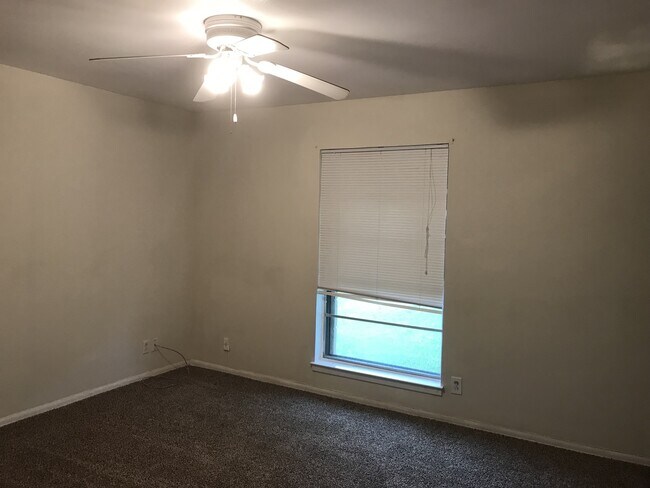 Building Photo - 225 Meadow Ln